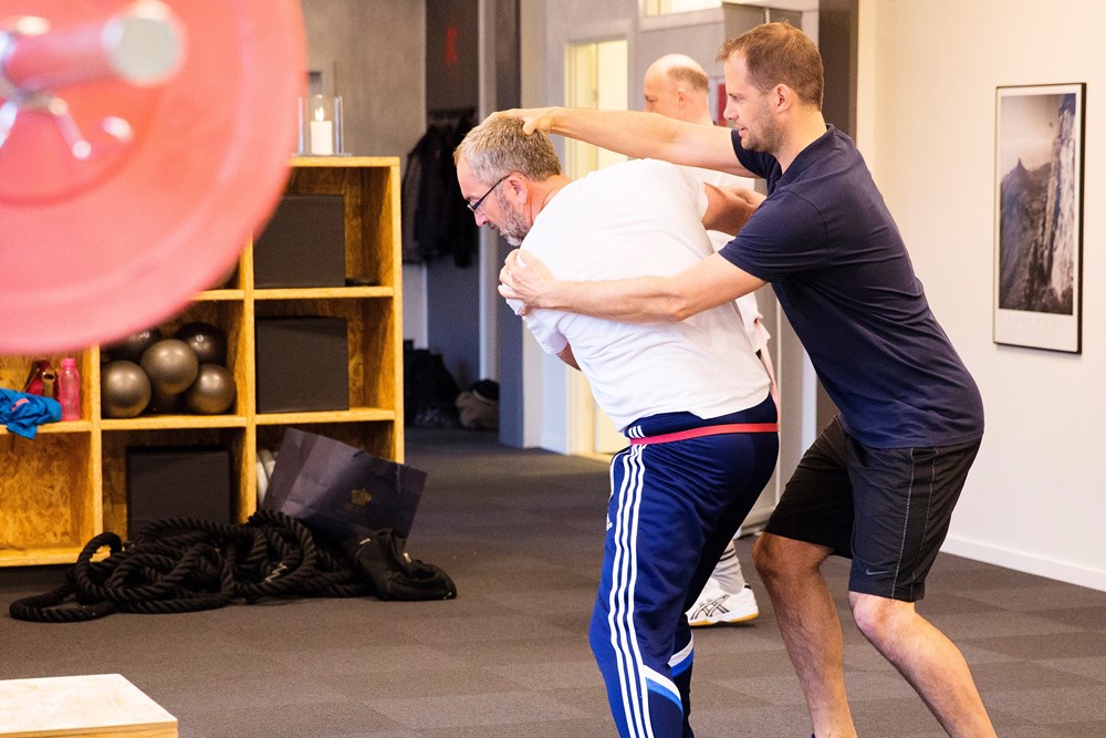 Thorstein Holst viser på håndgribelig vis, hvordan en øvelse skal udføres.