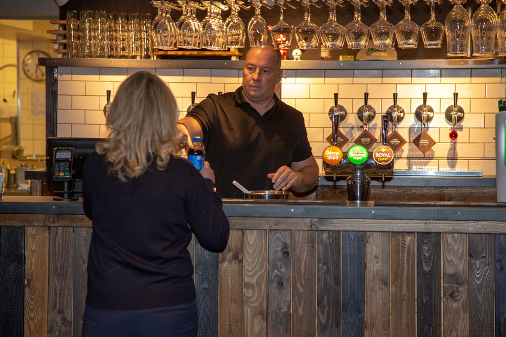 Det er medlertidigt slut med at få en kold fadøl hos Steffen i baren. Men der ryger mange måltider ud af døren under Take Away-initiativet. (FOTO: FRANK UNDALL)