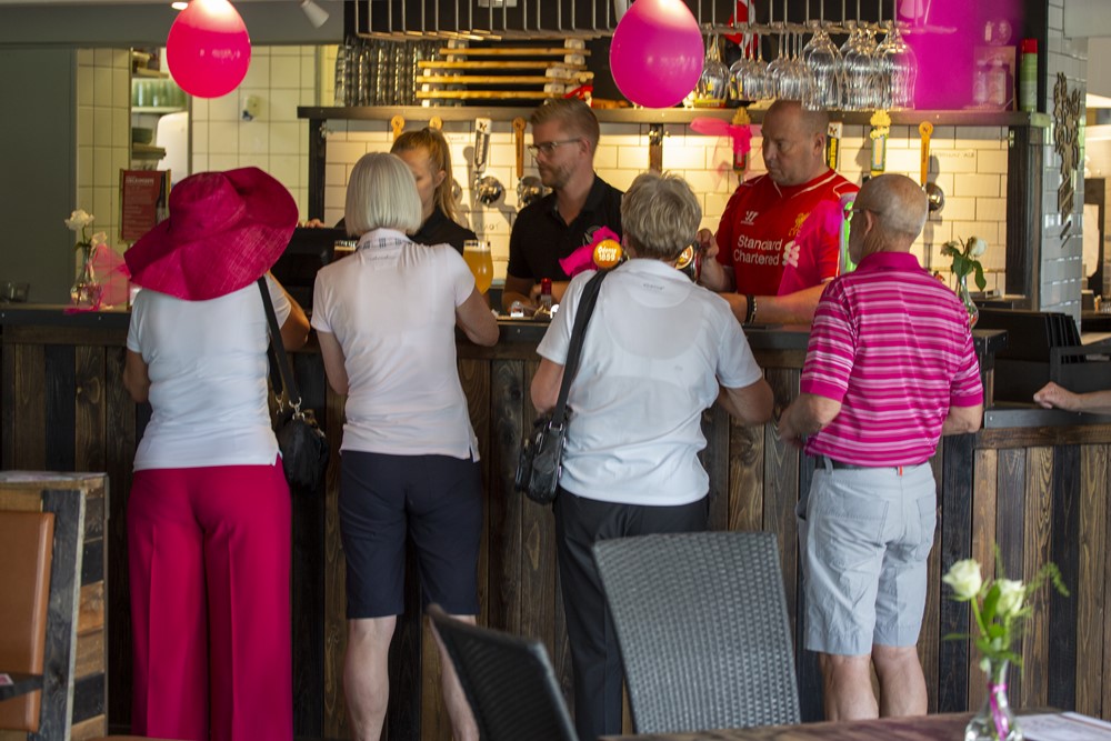 Pink pause ved baren... (FOTO: FRANK UNDALL)