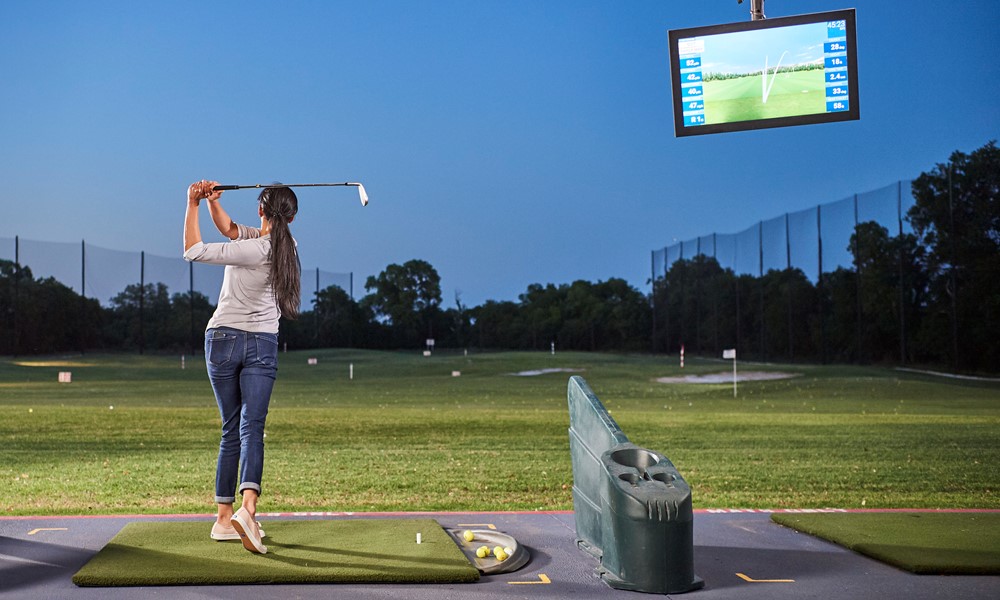 Smørum Golfklub har fået nyt LED-baseret lys til aftentræning i de opvarmede båse, hvor Toptracer Range nu også gør det sjovere at træne. (FOTO: TOPTRACER)
