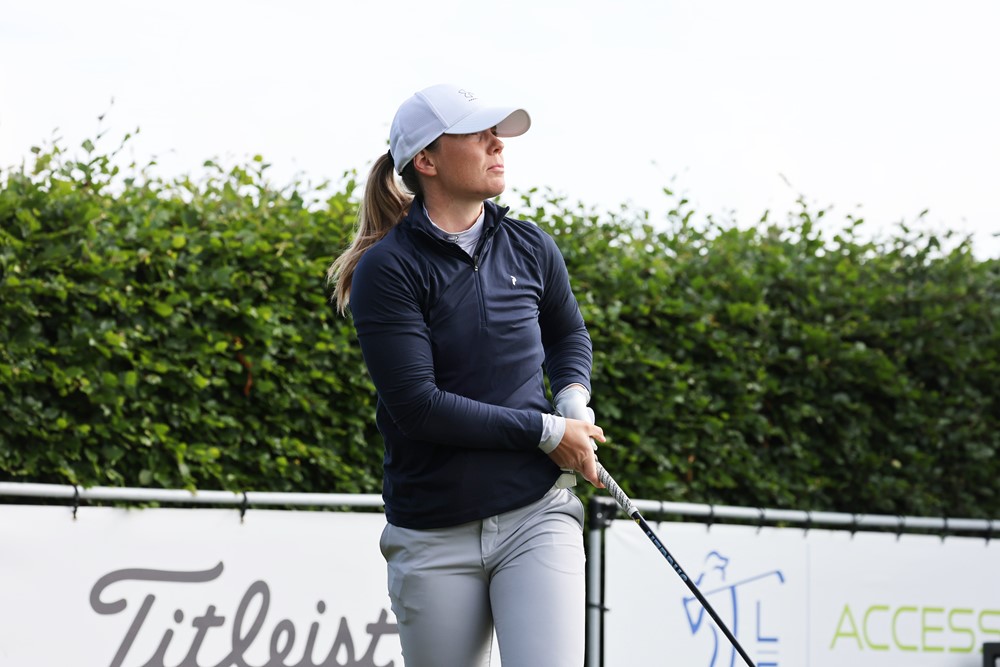 Isabell Ekström har lagt sig i spidsen af Smørum Ladies Open efter dag 1. Men de lokale trumfer er i hælene på hende. (FOTO: JESPER VINZENTS)