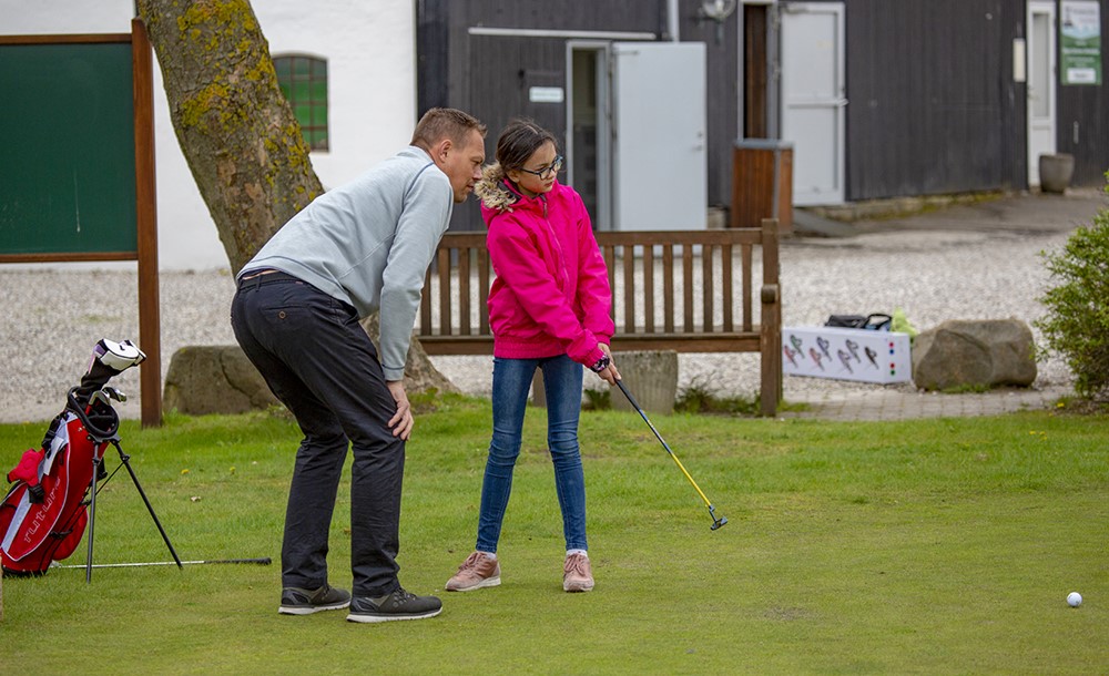 Juniorpige putter på en tidligere Golfens Dag. (FOTO: FRANK UNDALL)